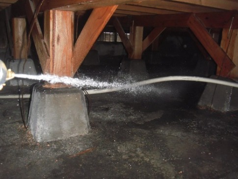 床下薬散布による土壌処理／都城市