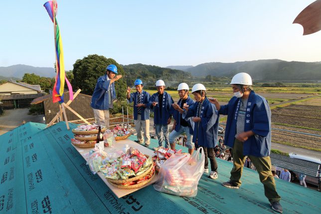 祭壇の前で乾杯
