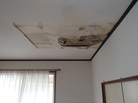 雨漏りによる天井の穴／宮崎市