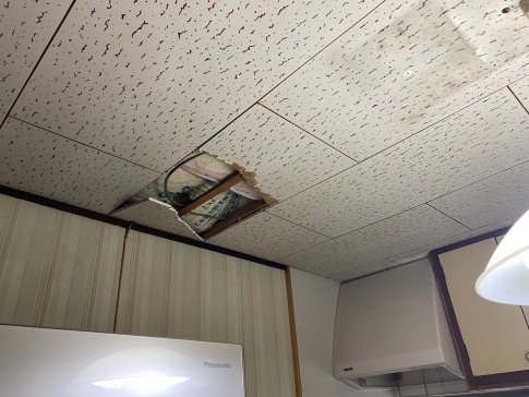 雨漏りによる天井の穴