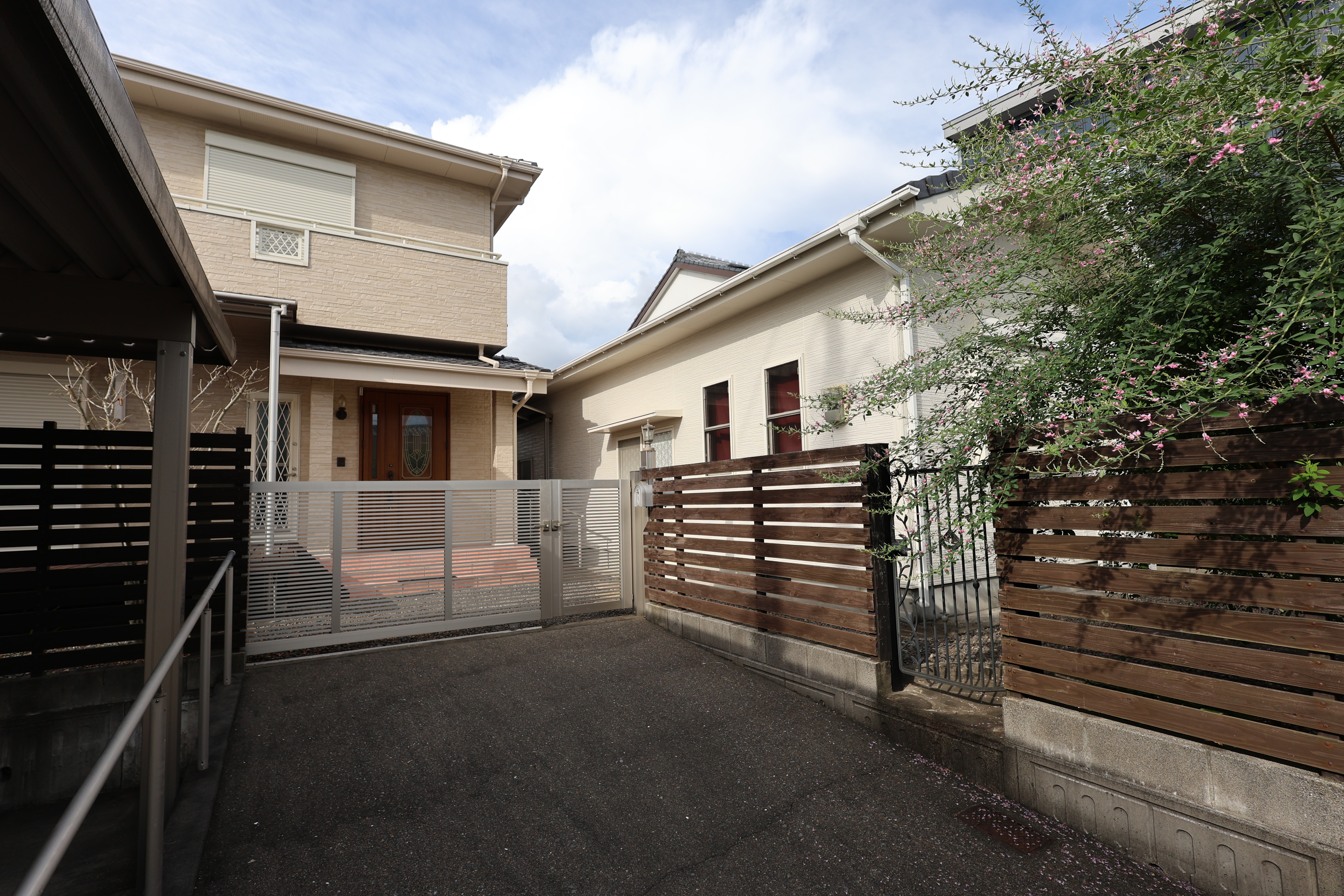 玄関までのアプローチ／都城市上川東１丁目 中古戸建4LDK