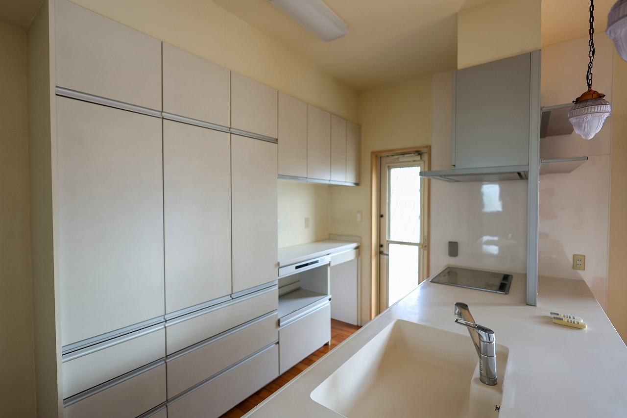 キッチン背面収納／都城市上川東１丁目 中古戸建4LDK