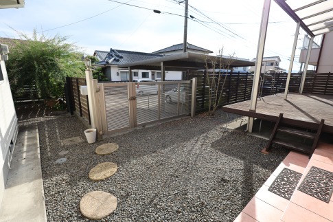 門扉から玄関まで玄関までのアプローチ／都城市上川東１丁目 中古戸建4LDK